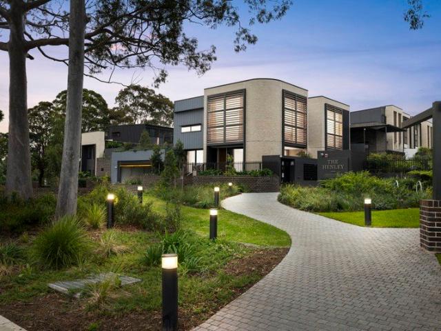 Parkside Townhouse with Premium Amenities