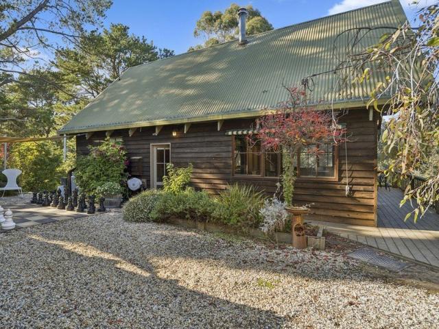 Parkside treetop retreat moments from Lake Eildon