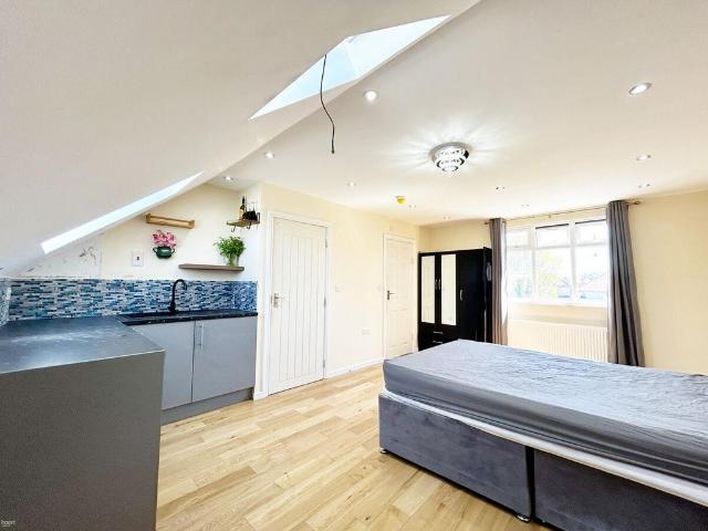 Parkside Way, HARROW Studio to rent £1,000 pcm £231 pw