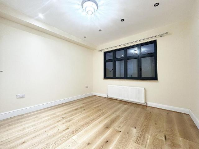 Parkside Way, HARROW 1 bed in a house share to rent £950 pcm £219 pw