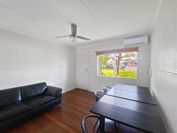 Parkside Apartment in Quiet Neighbourhood