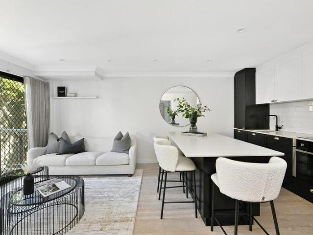 Parkside Apartment With Balcony And Parking, Just 600m Walk To Clovelly Beach
