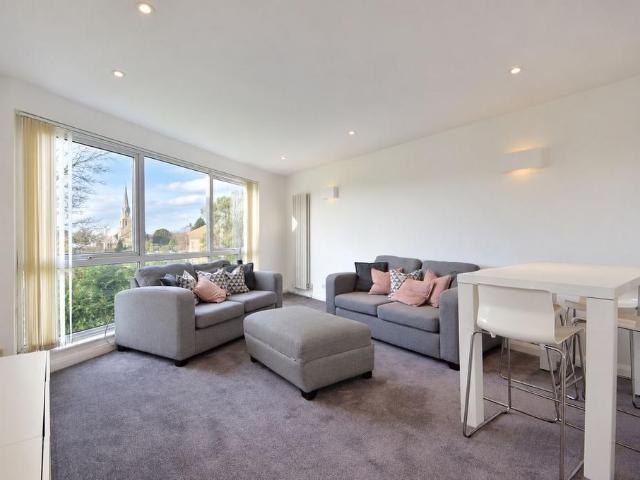 Parkside Court, WEYBRIDGE, KT13 2 bed apartment to rent £1,650 pcm £381 pw