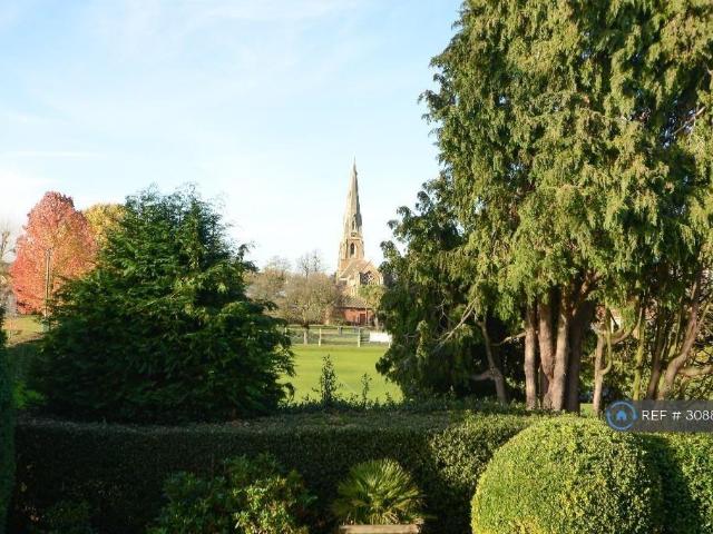 Parkside Court, Weybridge, KT13 2 bed flat to rent £1,650 pcm £381 pw