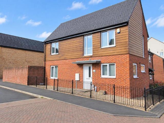 Parkside Court Seacroft, Leeds, LS14 2 bed house to rent £1,200 pcm £277 pw
