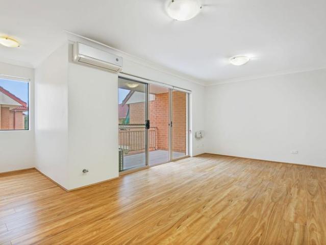 Parkside Dual Level Apartment Steps from Shops & Station!