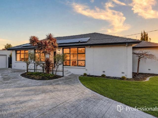 Parkside Family Living in a Peaceful Court Setting