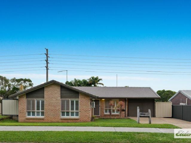 PARKSIDE FAMILY LIVING WITH AN INCREDIBLE ENTERTAINING AREA!