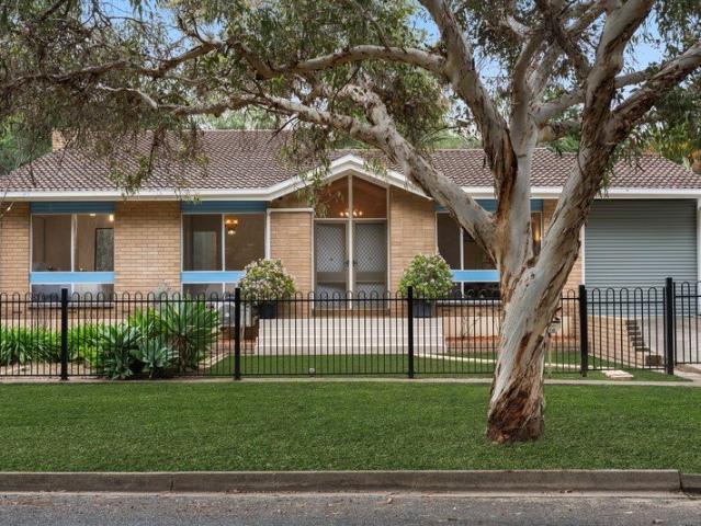 PARKSIDE FAMILY LIVING WITH FUTURE DEVELOPMENT POTENTIAL STCC