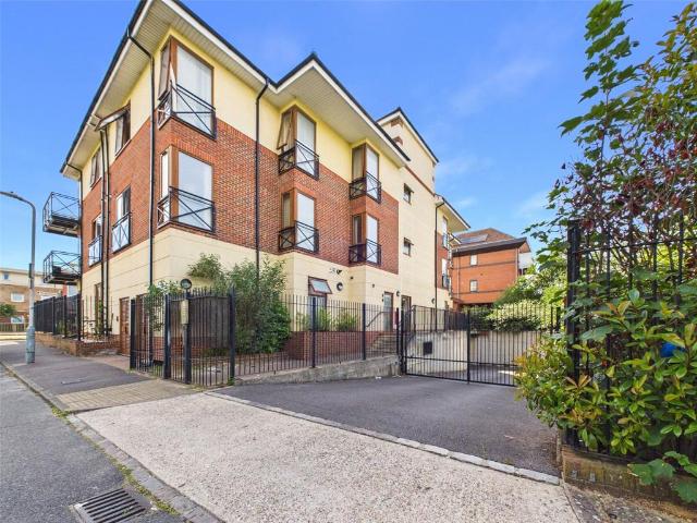 Parkside House, Hillingdon UB10 1 bed apartment to rent £1,325 pcm £306 pw