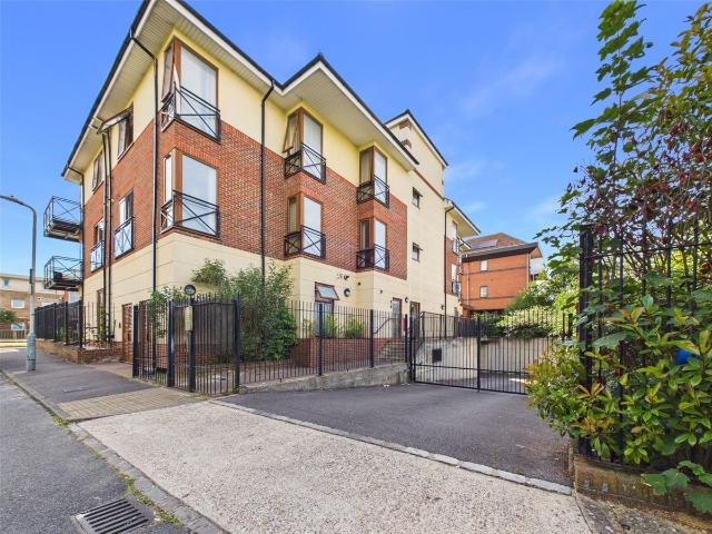 Parkside House, Hillingdon UB10, 1 bed flat to rent, £1,325 pcm | PrimeLocation