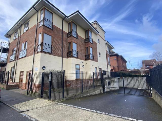 Parkside House, Hillingdon UB10 2 bed apartment to rent £1,750 pcm £404 pw