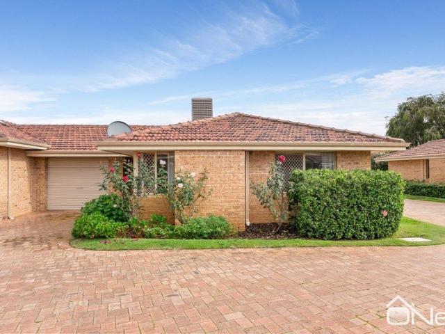 PARKSIDE LIVING IN A BEAUTIFULLY KEPT COMPLEX!