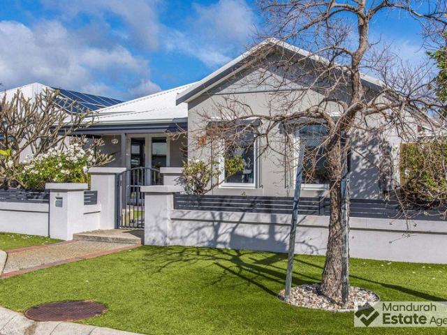 PARKSIDE LIVING IN PRESTIGIOUS MARINERS COVE