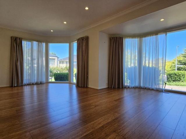 PARKSIDE LIVING, LUXURIOUS, SPACIOUS, FURNISHED OPTION