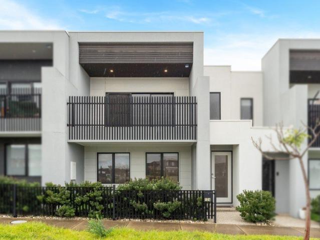 Parkside Living with Modern Comfort & Exceptional Low Maintenance Appeal