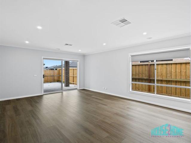 Parkside Luxury in Prestigious Kingsfield Estate