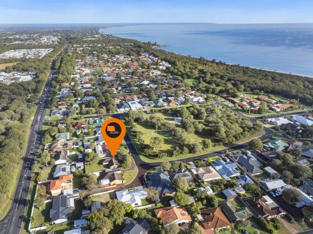 PARKSIDE POSITION JUST 500M FROM THE BEACH