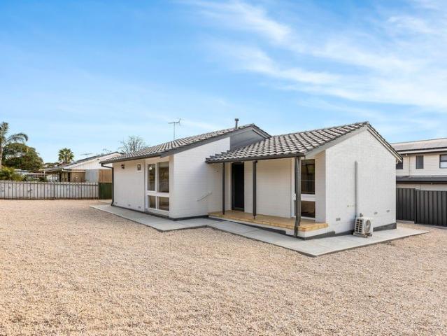Parkside Privacy & Fresh Contemporary Living Stylishly updated, ready to move in and call home!