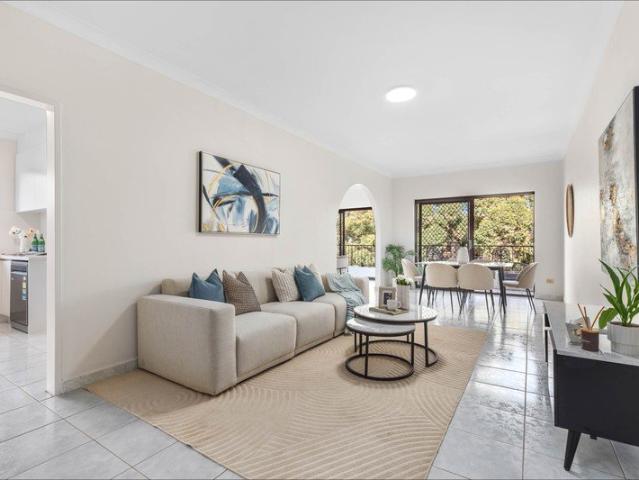 Parkside Sanctuary with Townhouse Style Living & Brand New Kitchen Total Size 219 m2