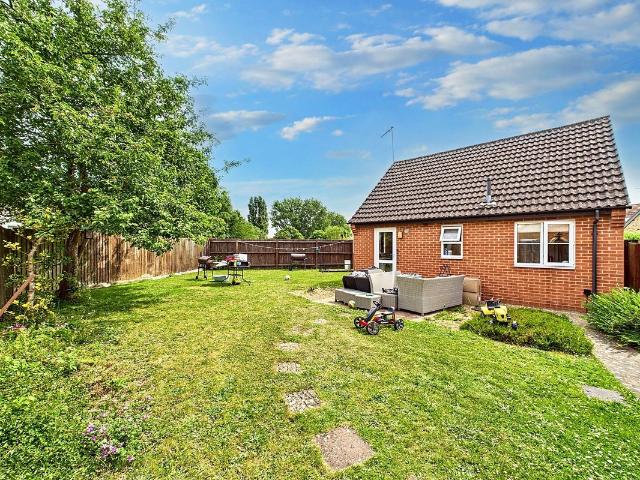 Parkside, Stanton IP31, 2 bed detached bungalow to rent, £1,000 pcm | PrimeLocation