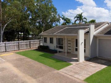 PARKWOOD VILLAS PRIVATE COURTYARD POOL TENNIS COURTS