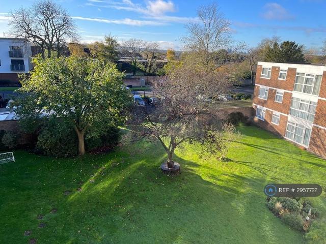 Parkwood, Beckenham, BR3 3 bed flat to rent £2,050 pcm £473 pw