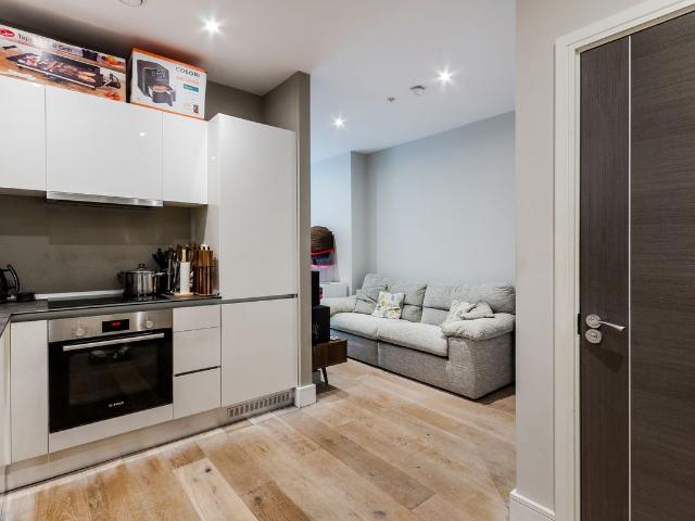Parkway, Chelmsford CM2, 1 bed flat to rent, £1,050 pcm | PrimeLocation