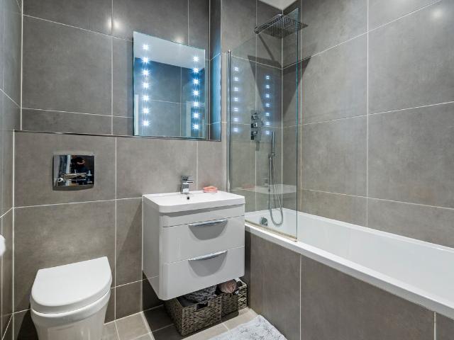 Parkway, Chelmsford CM2, 1 bed flat to rent, £1,050 pcm | PrimeLocation