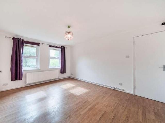 Parkway, Erith, DA18