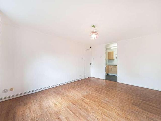 Parkway, Erith, DA18