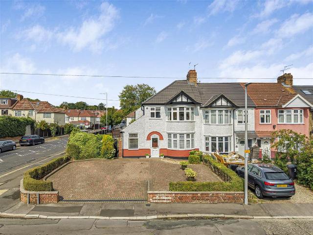 Parkway, Woodford Green IG8, 3 bed end terrace house to rent, £2,800 pcm | PrimeLocation