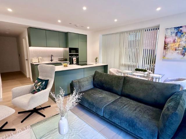Parkview Avenue, London NW2, 2 bed flat to rent, £2,500 pcm | PrimeLocation