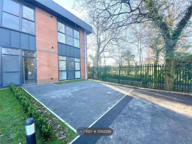 Parkview House, Wokingham RG41, 2 bed flat to rent, £1,550 pcm | PrimeLocation