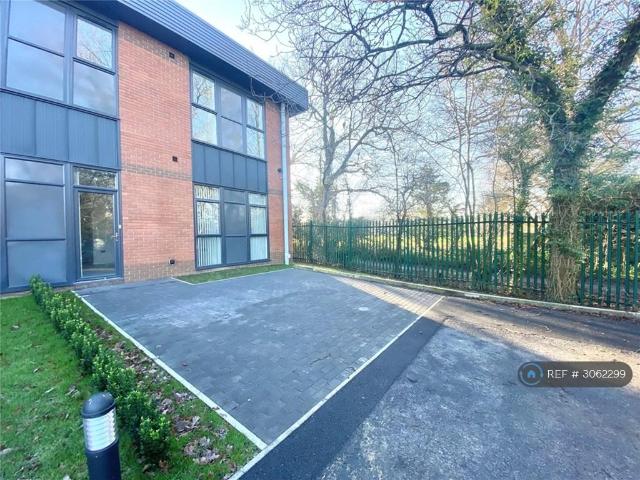 Parkview House, Wokingham, RG41 2 bed flat to rent £1,550 pcm £358 pw