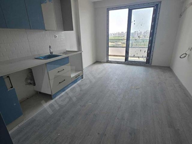 PARLA'DAN DENİZE YÜRÜME MESAFESİNDE HAVUZLU 1+1 SATILIK DAİRE