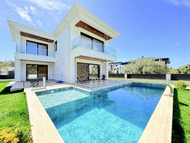 Parladan Kalite İle Buluşturan Havuzlu 3+1 Müstakil Villa 410 M²