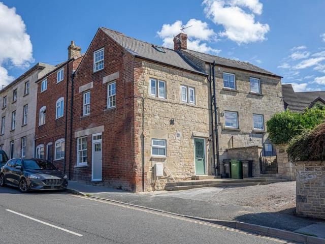 Parliament Street, Stroud 2 bed end of terrace house to rent £1,100 pcm £254 pw