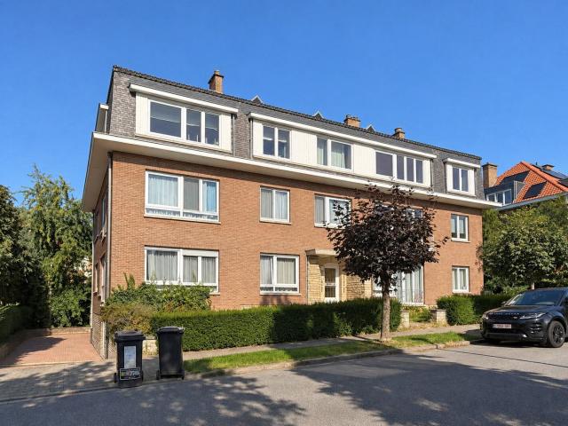Parmentier/St Paul area 3 bed. apt. terrace and garage