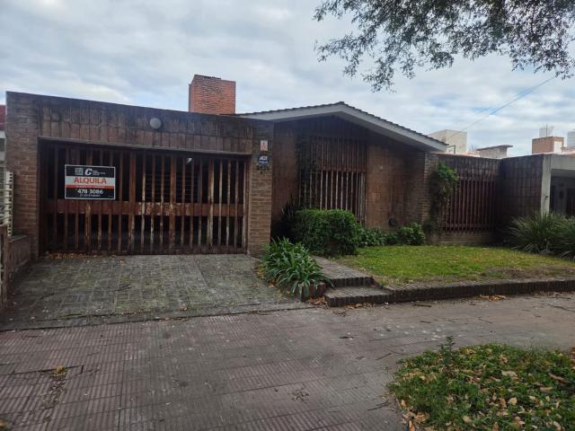 PARQUE VELEZ SARSFIELD DAG HAMMARSKJOLD CASA 3 DORMITORIOS EN ALQUILER