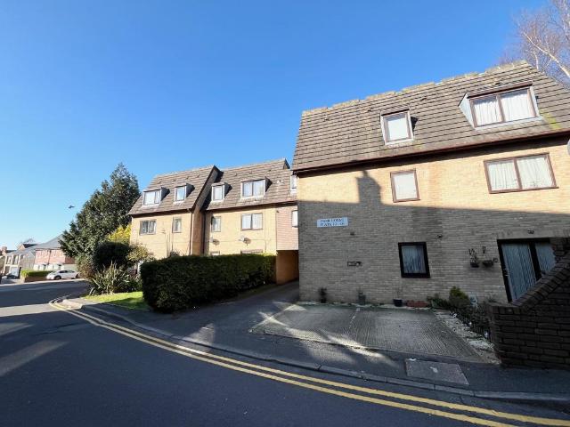 Parr House, Poole, BH14 1 bed flat to rent £1,050 pcm £242 pw