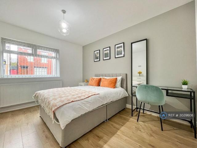Parrin Lane, Eccles, Manchester, M30 2 bed flat to rent £1,100 pcm £254 pw