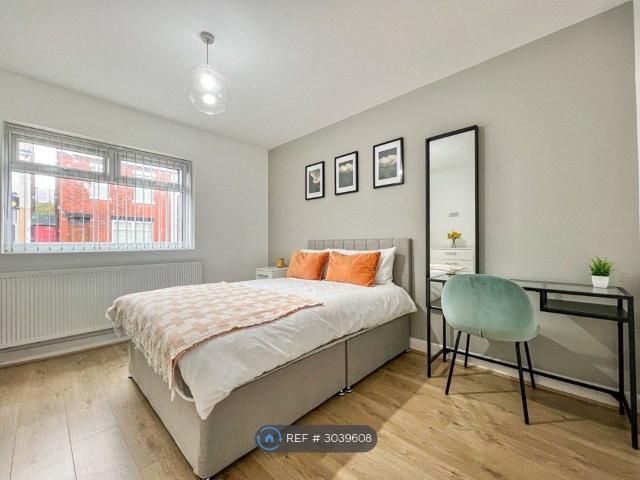 Parrin Lane, Eccles, Manchester M30, 2 bed flat to rent, £1,100 pcm | PrimeLocation