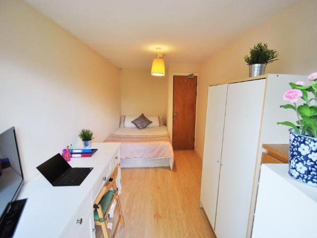Parrs Wood Road, Manchester, M20 4RR, United Kingdom | 1 bed townhouse for rent #127198257 | Rentberry