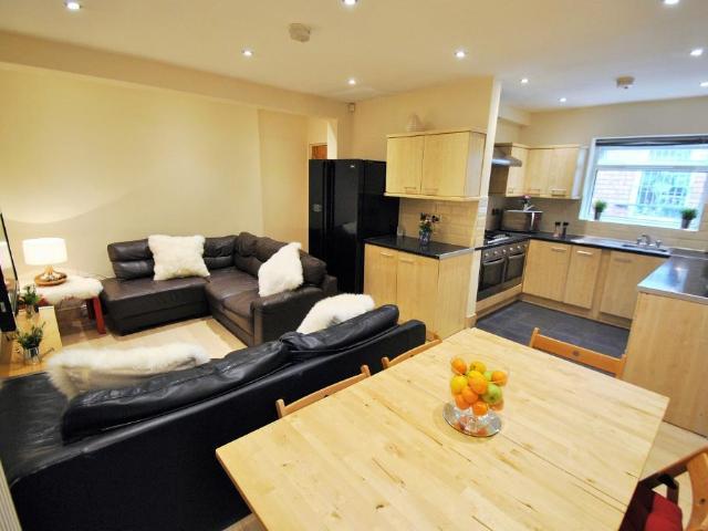 Parrs Wood Road, Manchester, M20 4RR, United Kingdom | 6 bed townhouse for rent #111369077 | Rentberry