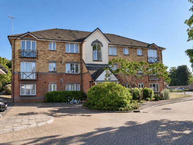 Parry Drive, Weybridge, KT13 2 bed apartment to rent £1,600 pcm £369 pw
