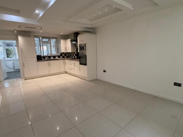 Parry Green South, Slough SL3 4 bed semi detached house to rent £2,200 pcm £508 pw