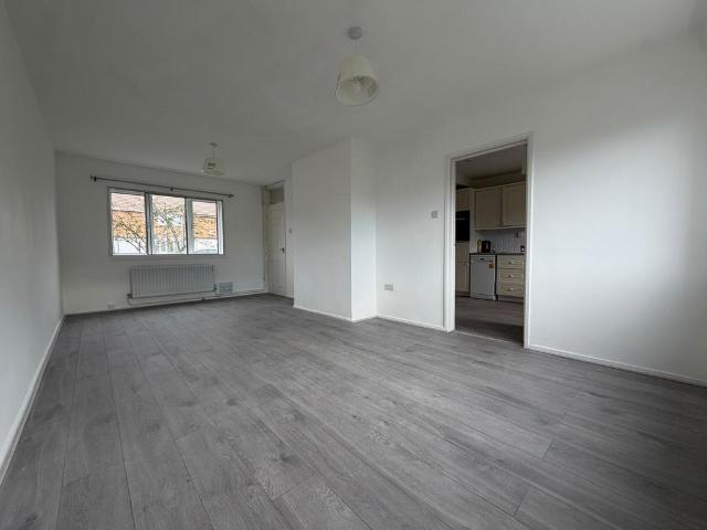 Parsonage Leys, Harlow, CM20 3 bed terraced house to rent £2,100 pcm £485 pw