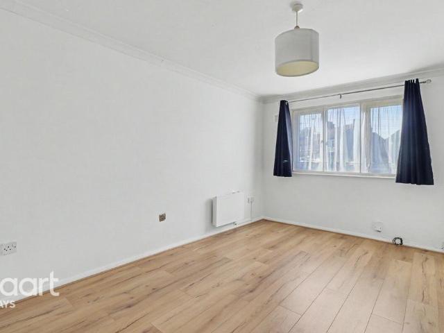 Parsonage Road, Grays 1 bed flat to rent £1,250 pcm £288 pw