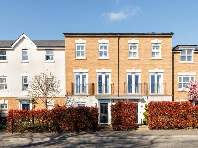 Parsonage Road Horsham RH12 3 bed townhouse to rent £2,850 pcm £658 pw